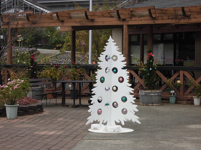 カフェ前もクリスマス飾り